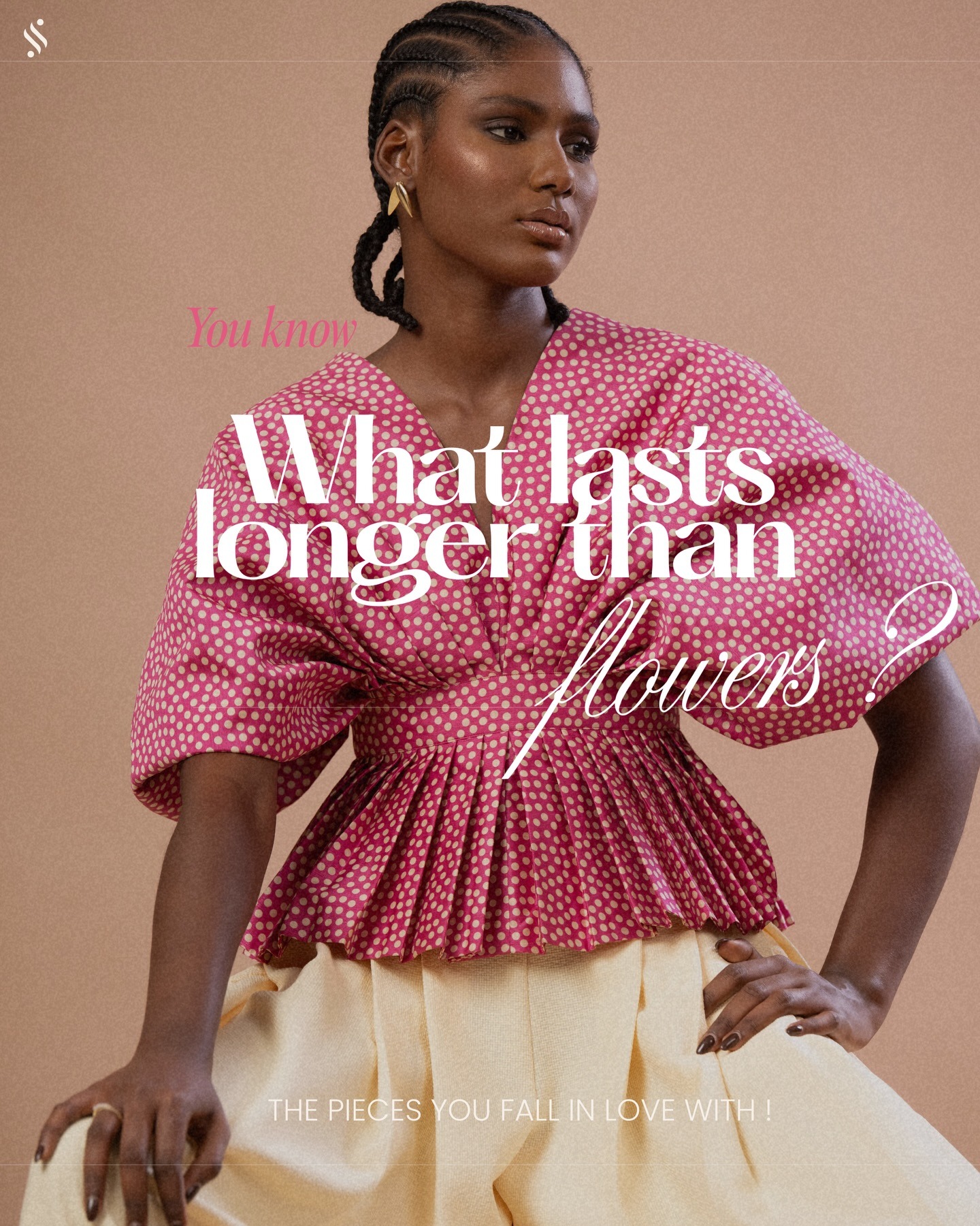 « What lasts longer than flowers » — top plissé fuchsia à pois