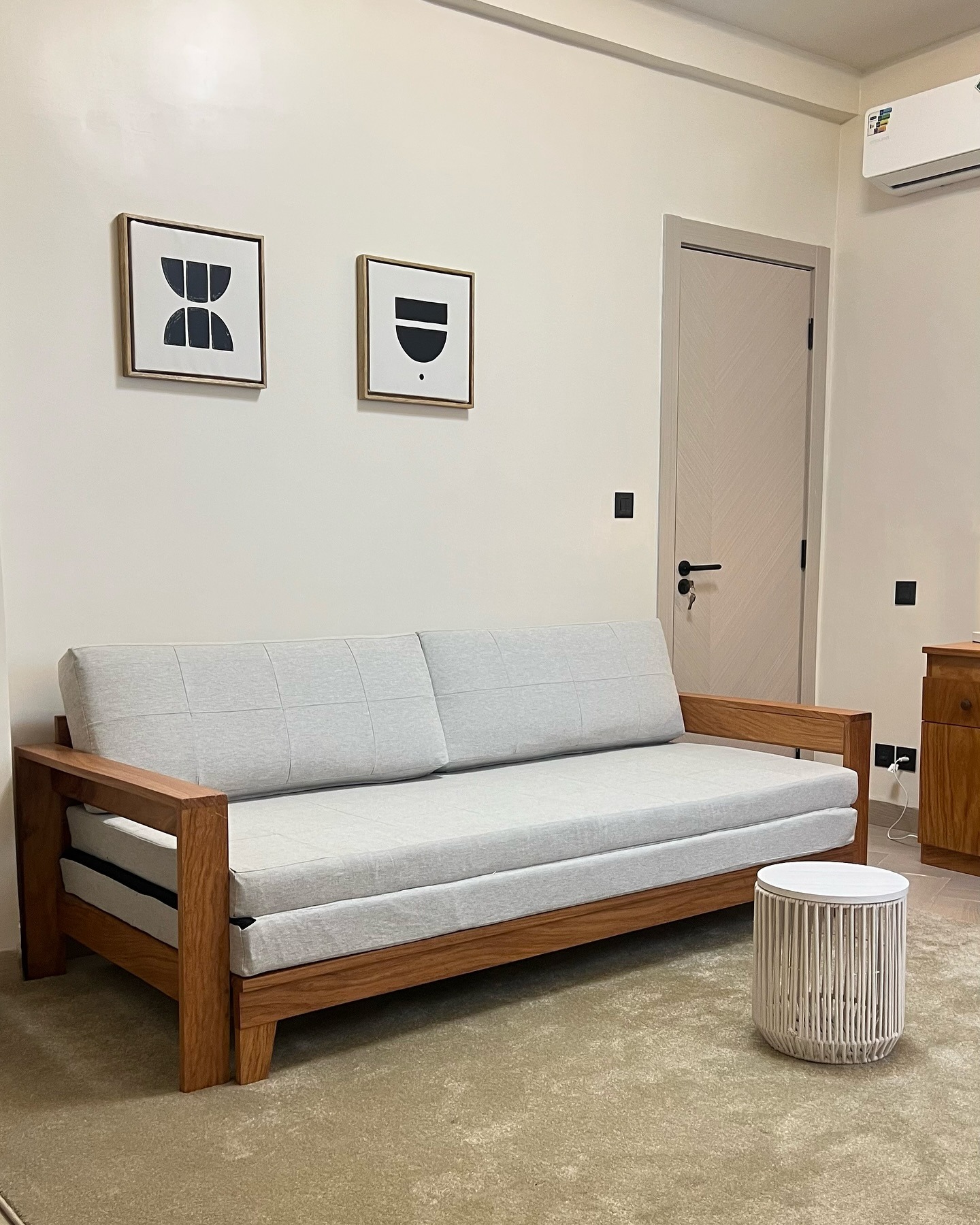 Banquette bois clair, salon d'appoint