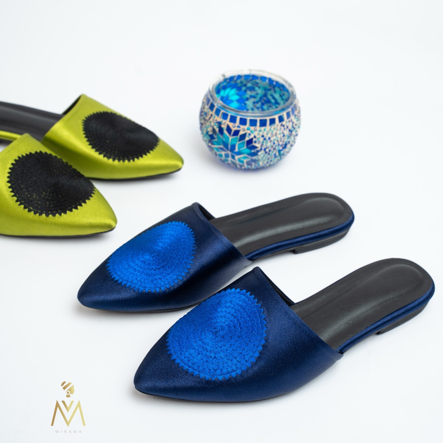 Mise en scène — mules vert anis & bleu nuit brodées