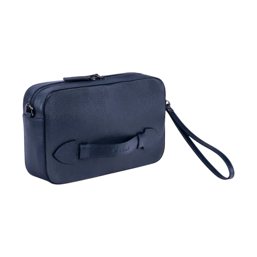 Clutch bleu marine, dragonne cuir — silhouette de voyage.