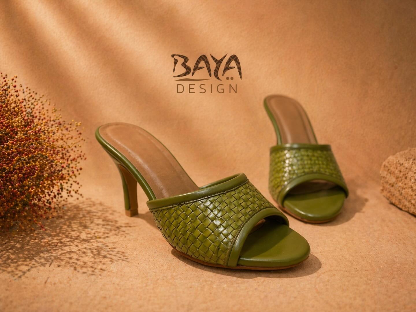 Mules à talon en cuir vert olive tressé main.