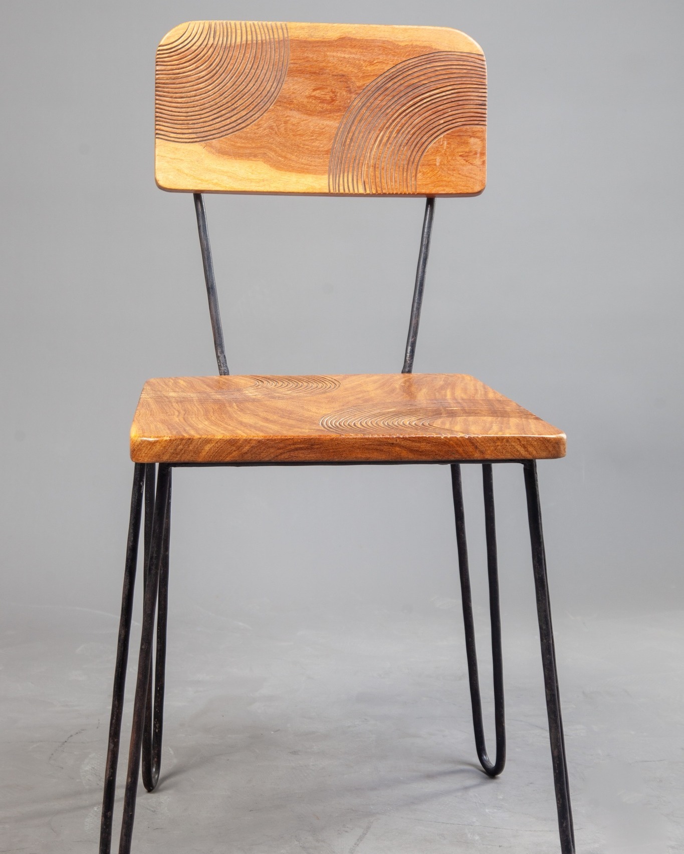Chaise bois sculpté, piètement hairpin
