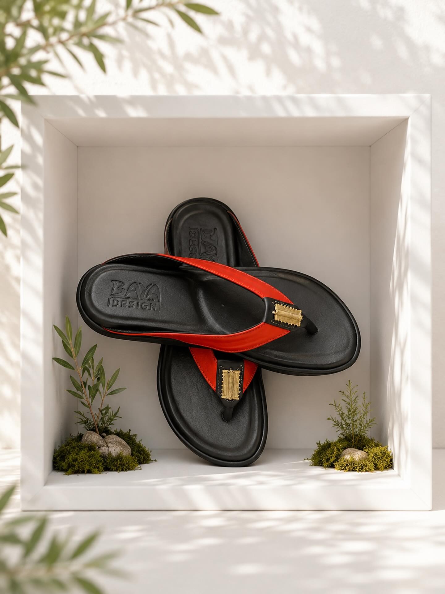 Tongs bicolores rouge et noir, plaque en filigrane.