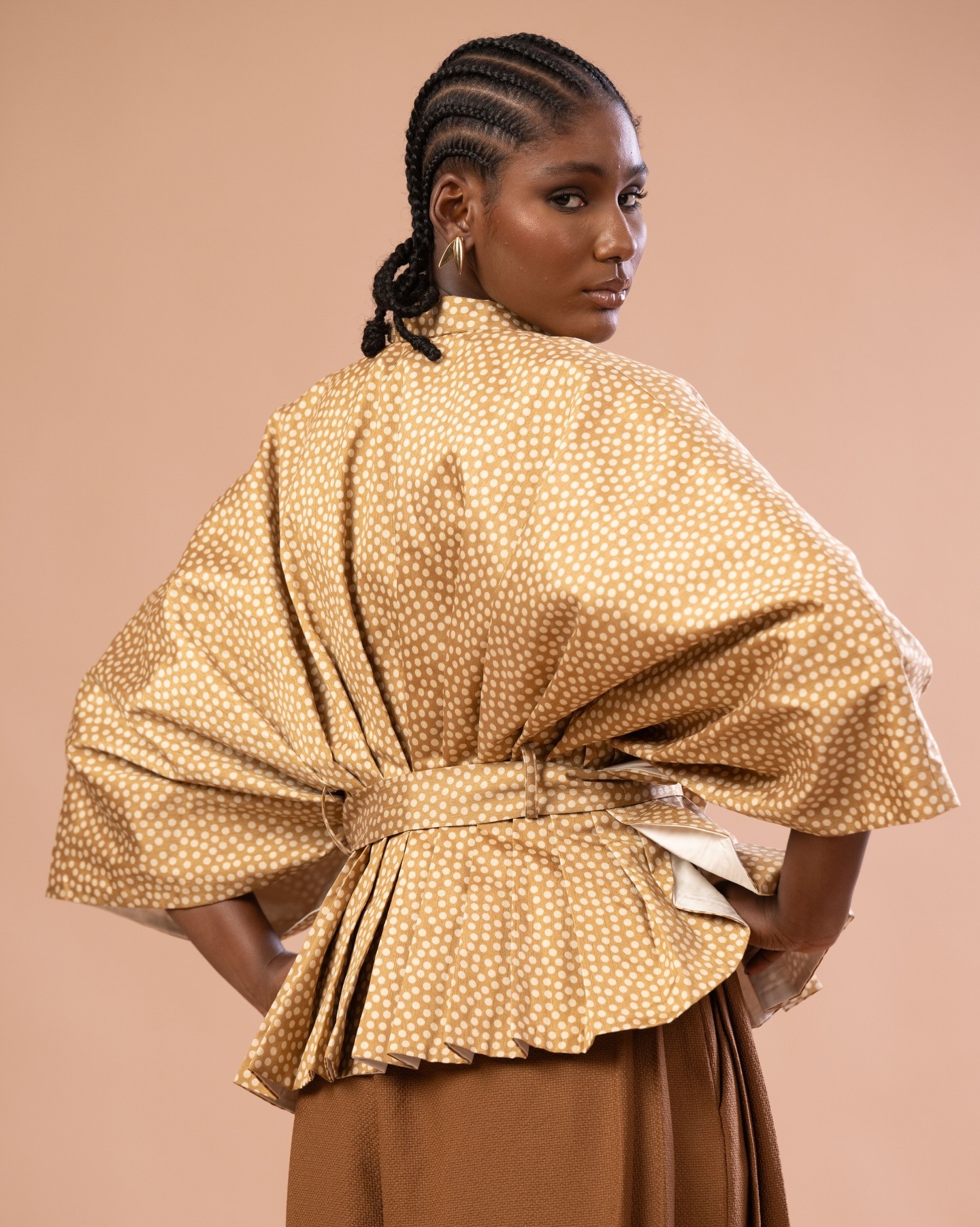 Dos travaillé — plissé et ceinture nouée sur la blouse camel