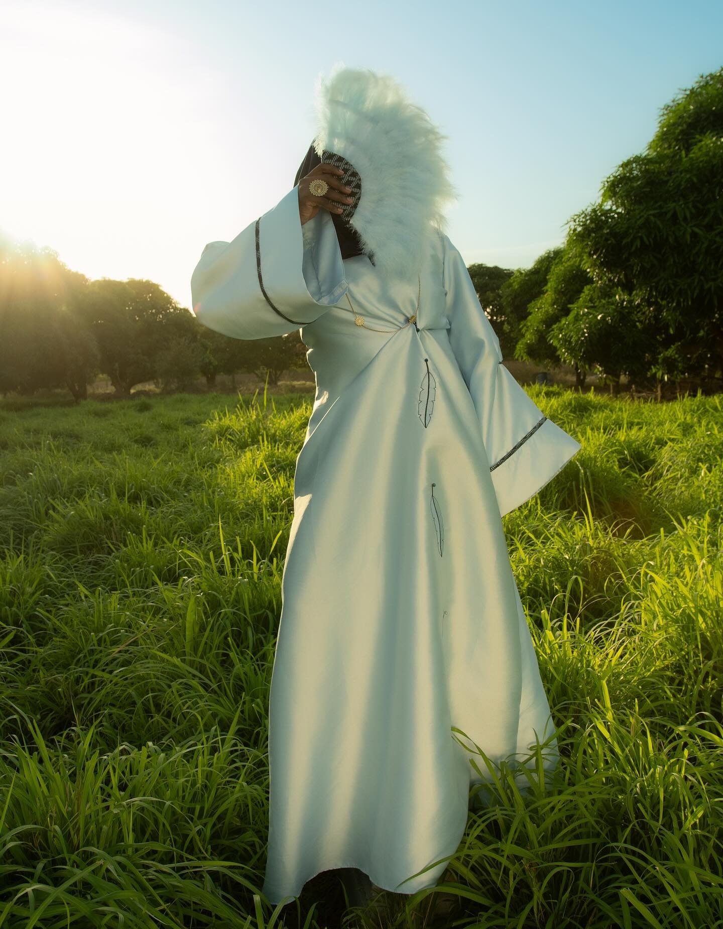 Kaftan vert d'eau — broderies plumes, éventail ivoire dans les hautes herbes