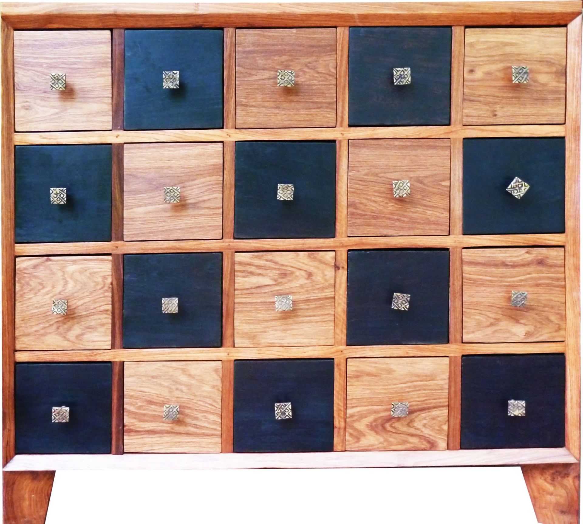 Commode Fuego : vingt tiroirs bicolores, damier de bois brut et laque noire.