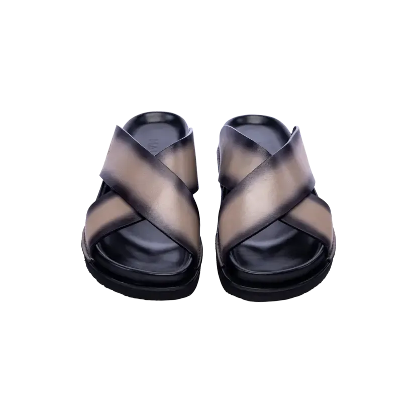 Sandale croisée patinée — l'artisanat du cuir en clair-obscur.