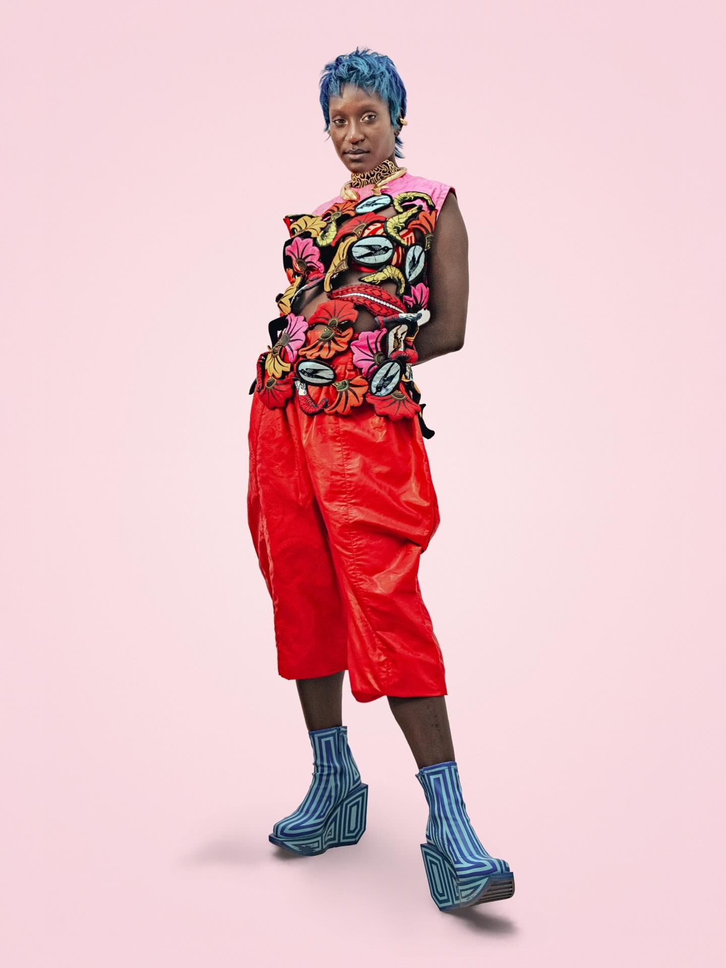 Top brodé fleurs et cauris sur mesh — sarouel rouge et wedges damassés.