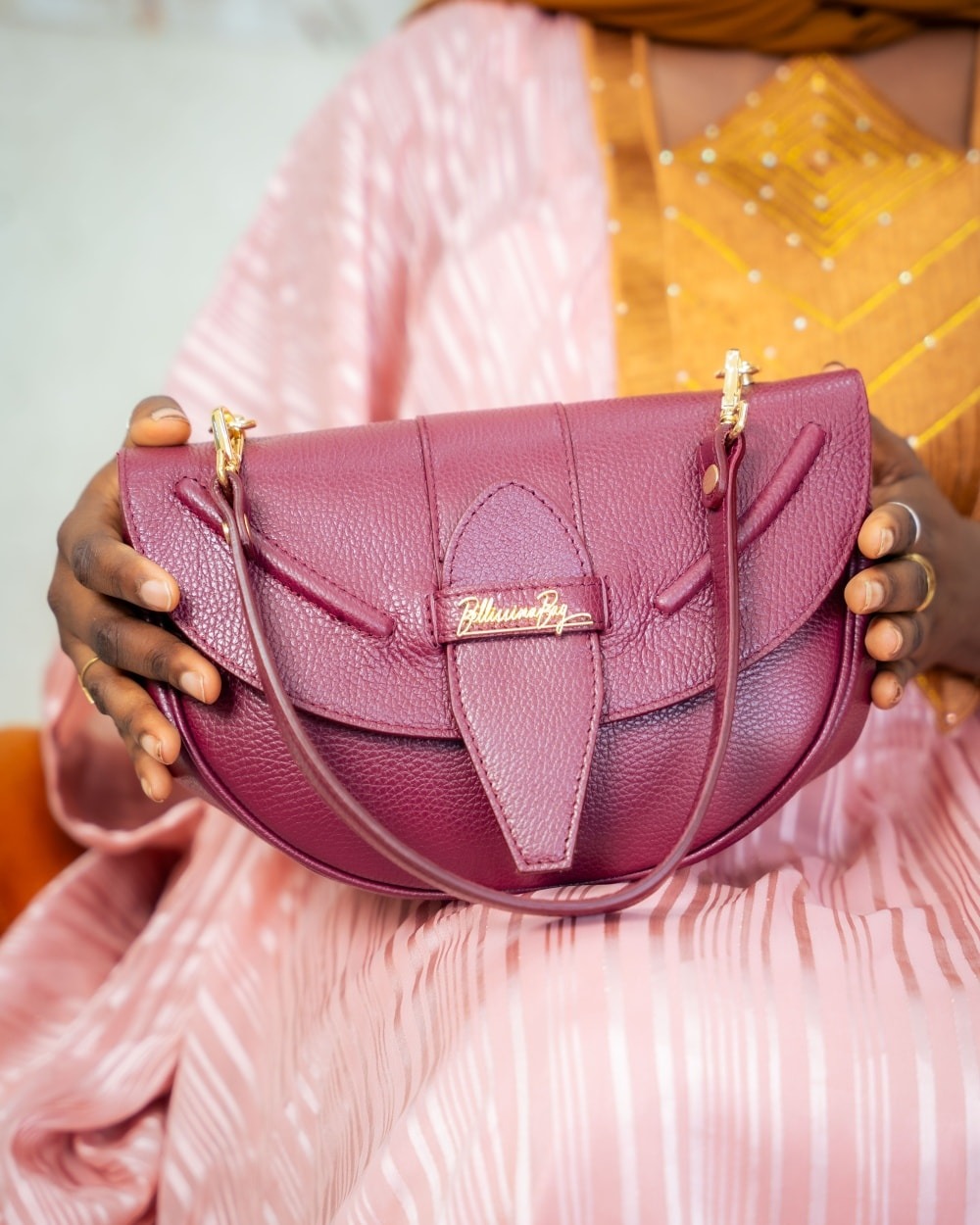 Sac demi-lune bordeaux, cuir grainé et signature or