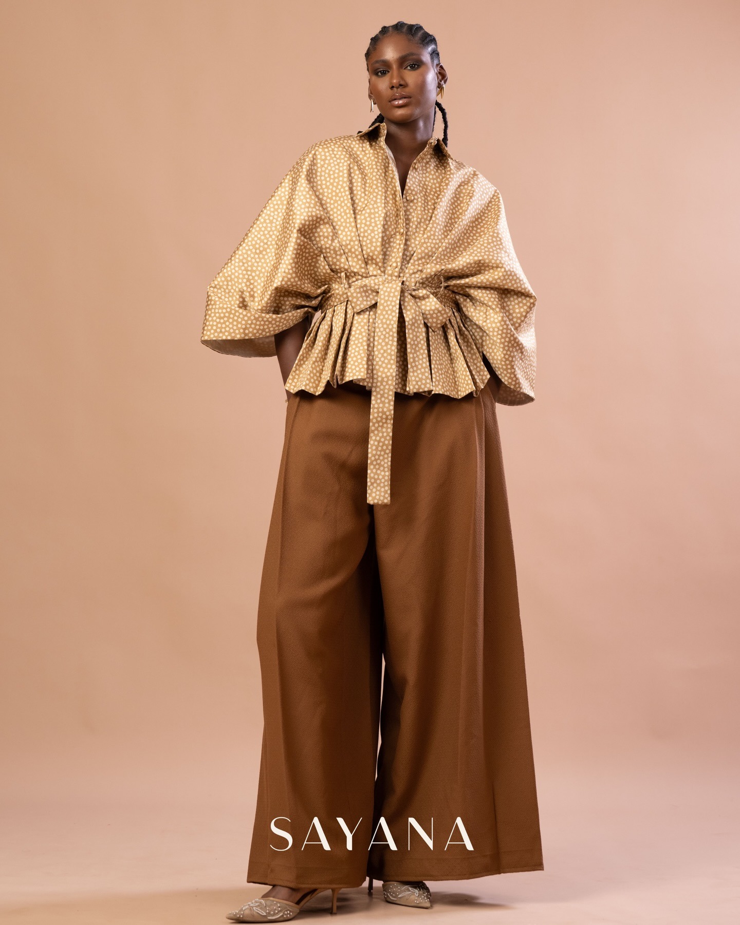 Ensemble Sayana — blouse plissée à pois camel et palazzo cognac
