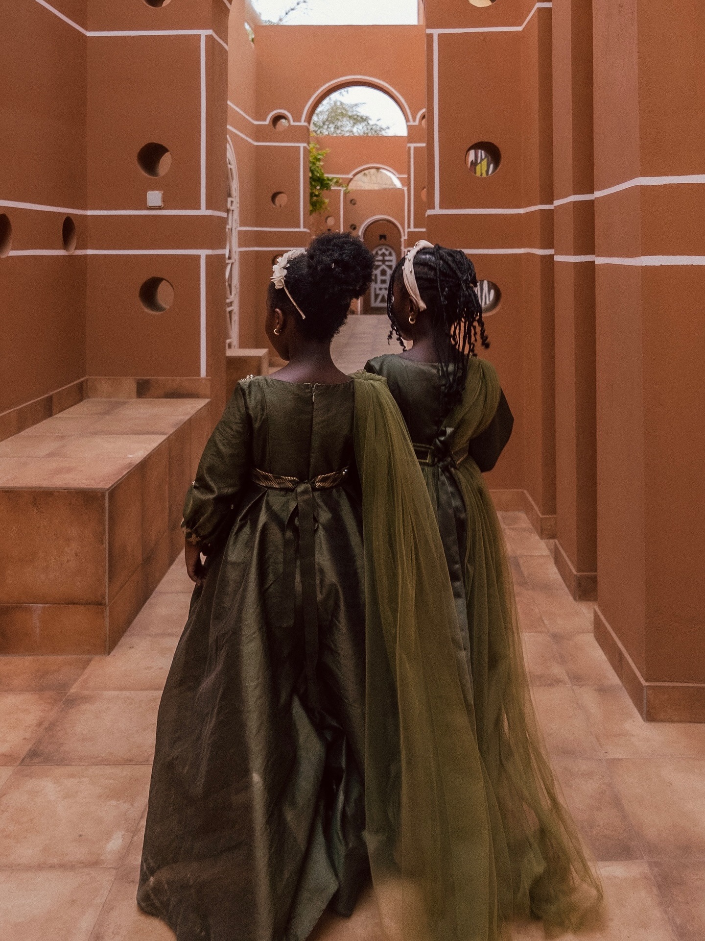 Robes cérémonielles vert olive — tulle et satin pour les petites princesses