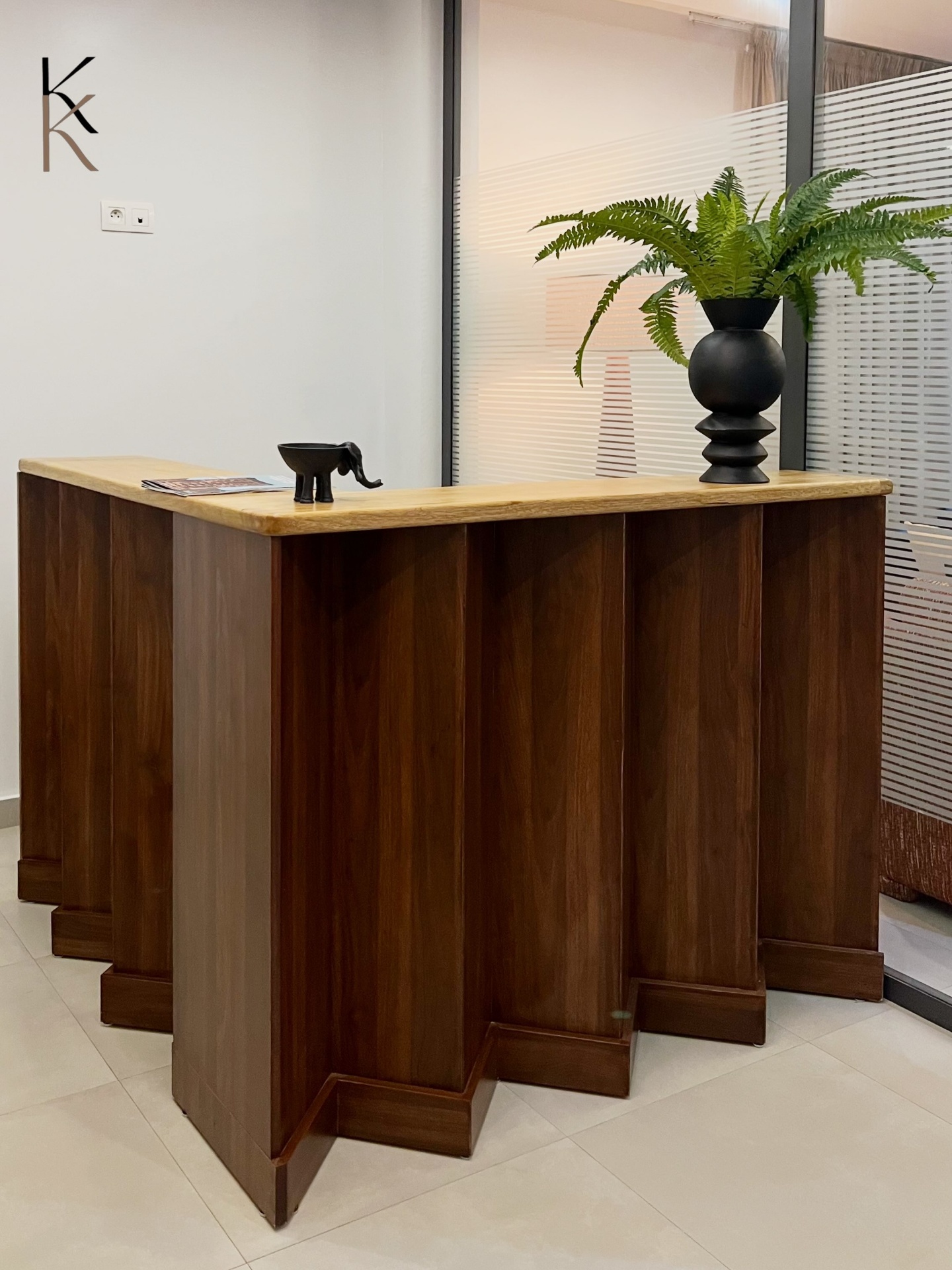 Comptoir d'accueil, bois sculpté et plateau brut