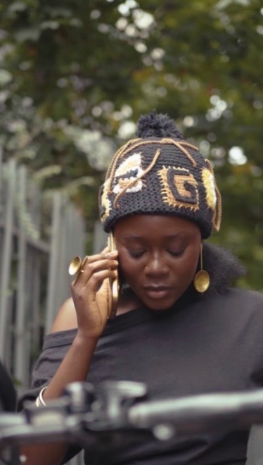 Bonnet crochet LEGIT aux motifs solaires, porté en extérieur