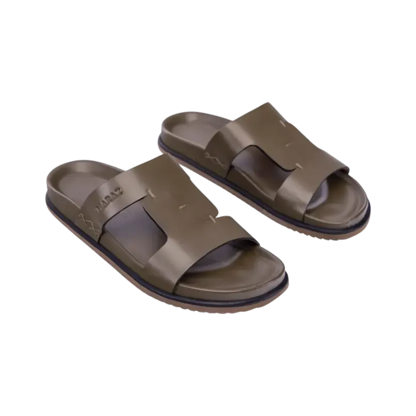 Claquettes MARAZ kaki — l'été patiné, gaufré du monogramme.