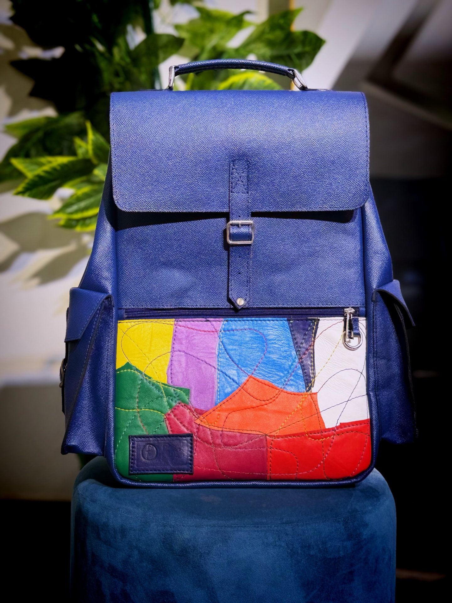 Sac à dos en cuir bleu, patchwork de cuirs colorés surpiqués