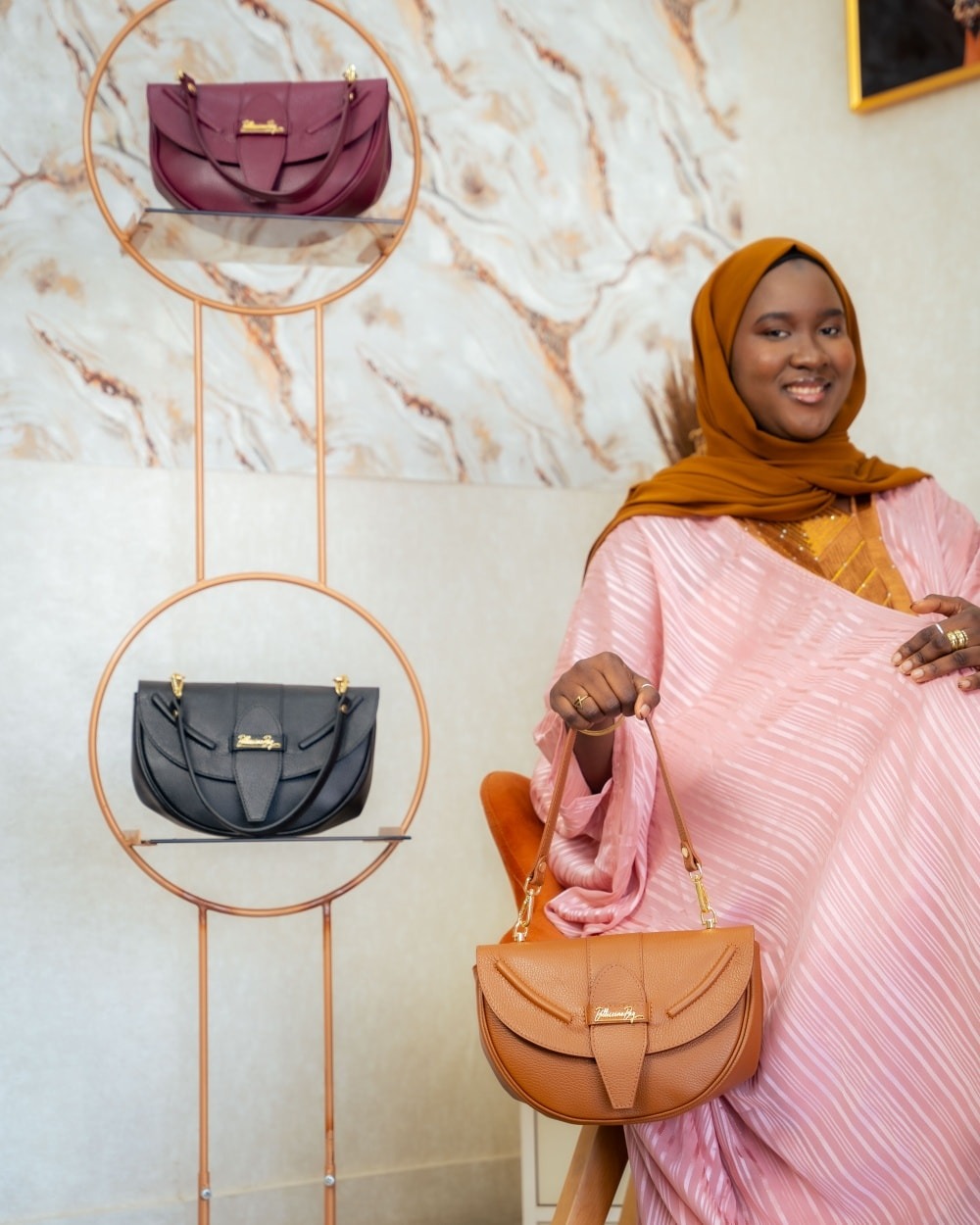 Présentoir showroom — mini sacs bordeaux, noir, cognac