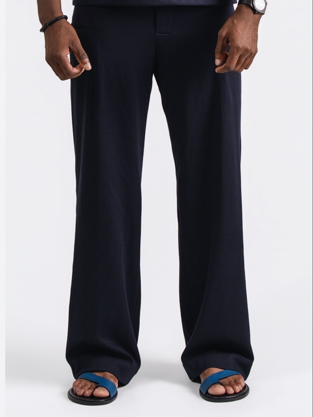 Pantalon large bleu marine et sandales bleu roi — clin d'œil couleur.