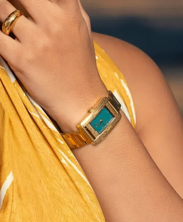 KMT porté — édition cadran turquoise sur boubou safran