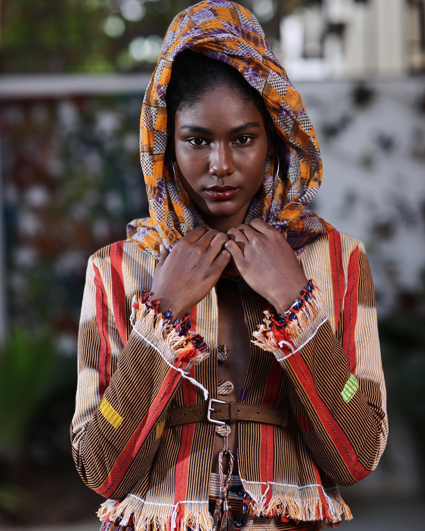 Veste tissée à franges — capuche à carreaux terracotta