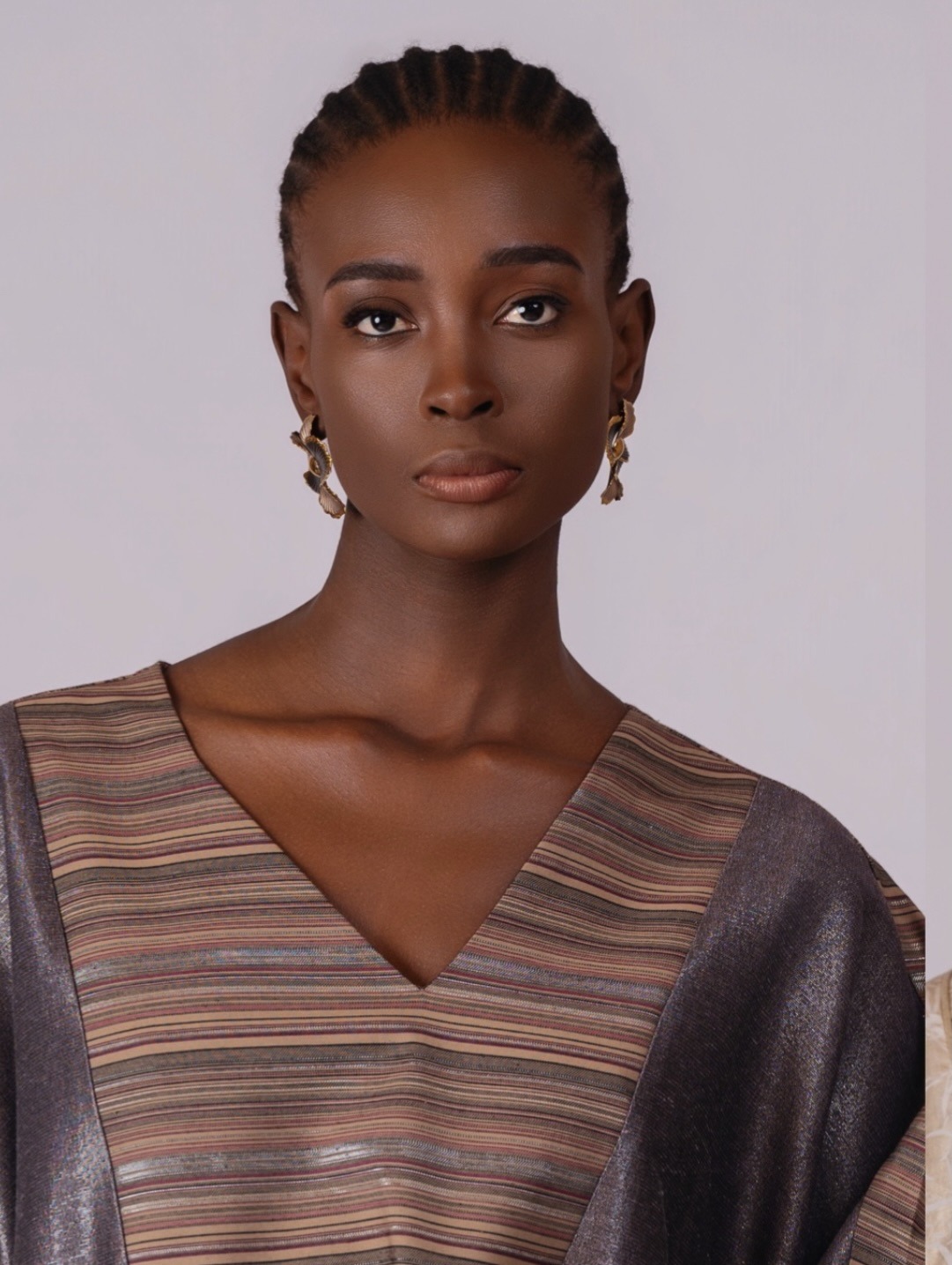 Portrait — boubou rayé métallisé et créoles bronze