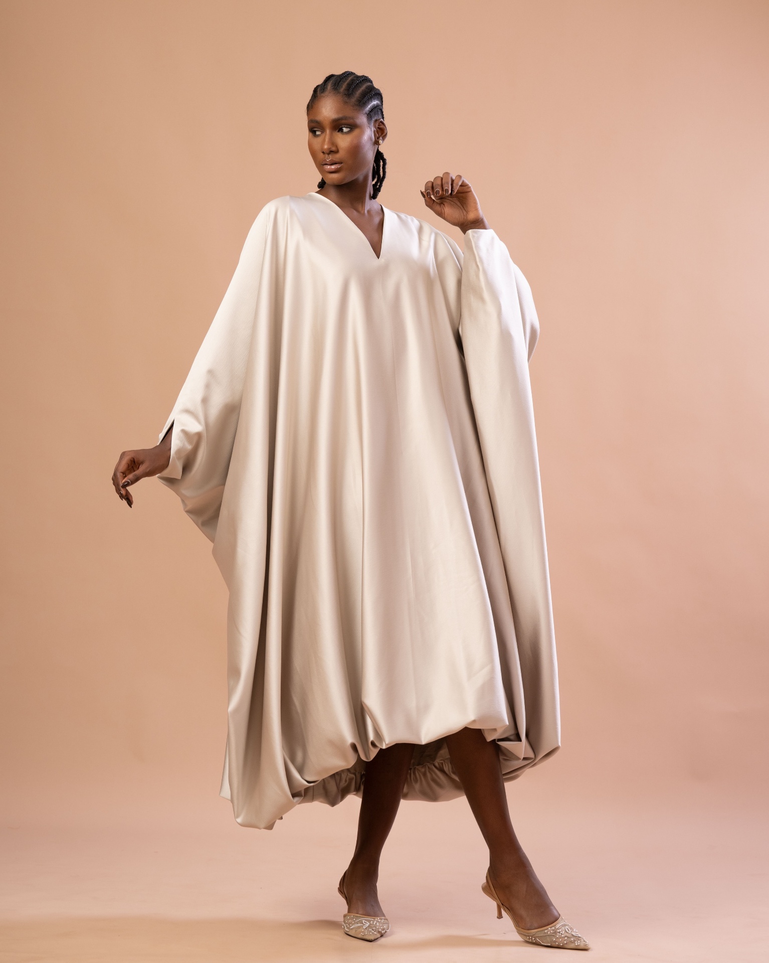 Kaftan crème structuré — coupe boule et manches drapées