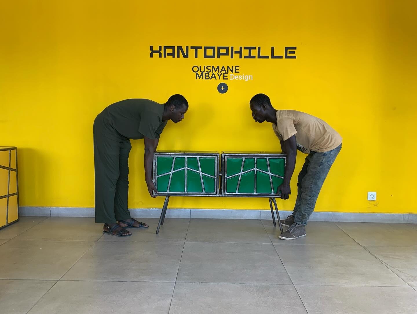 Console émeraude portée par les artisans de l'atelier