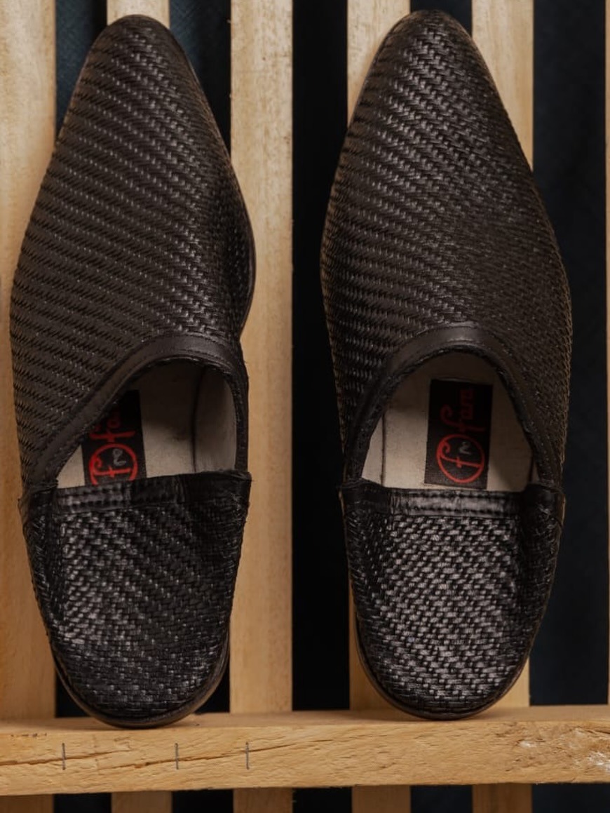 Babouches pointues en cuir noir tressé