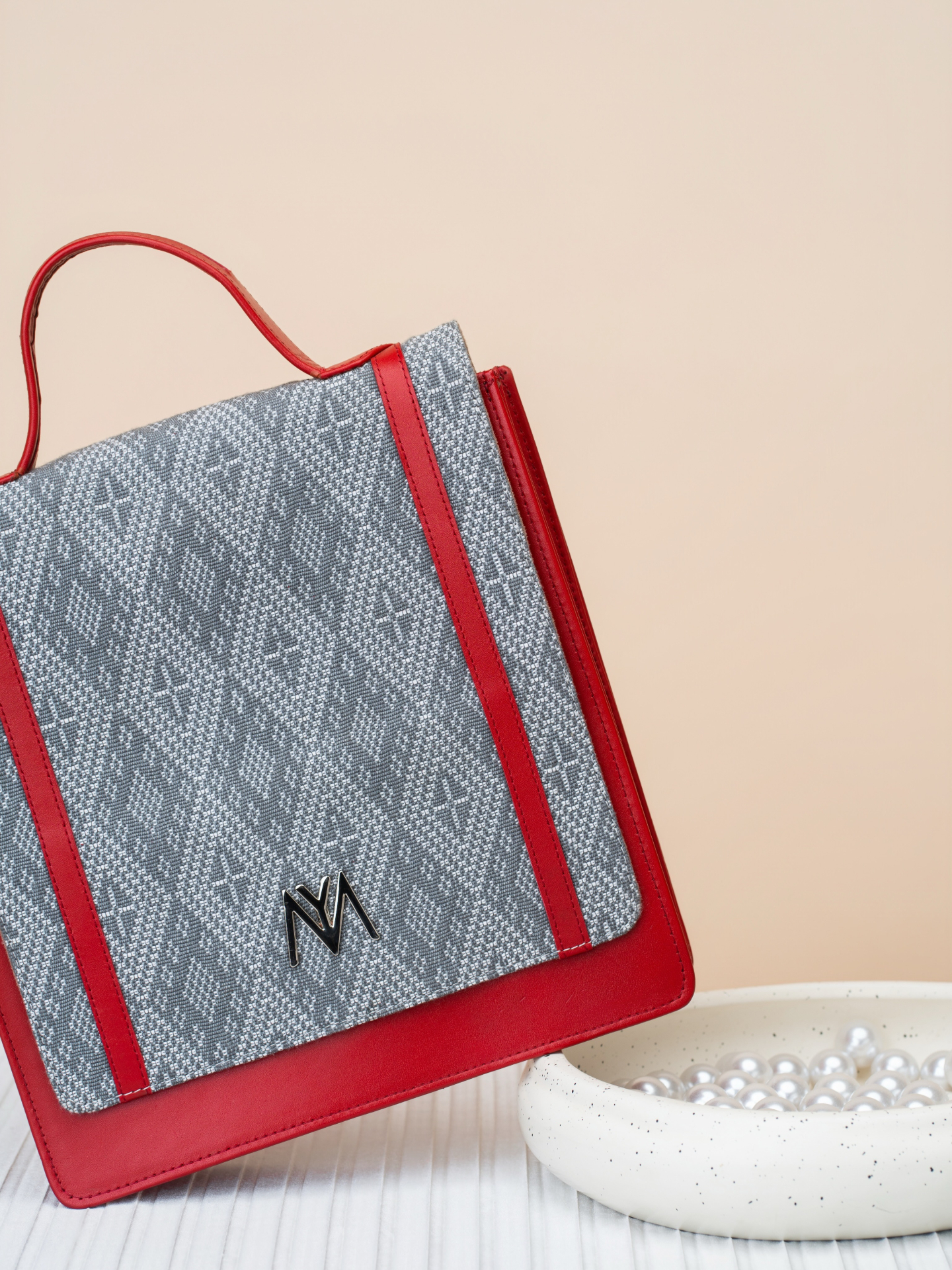 Cartable monogramme M — toile jacquard & liseré rouge