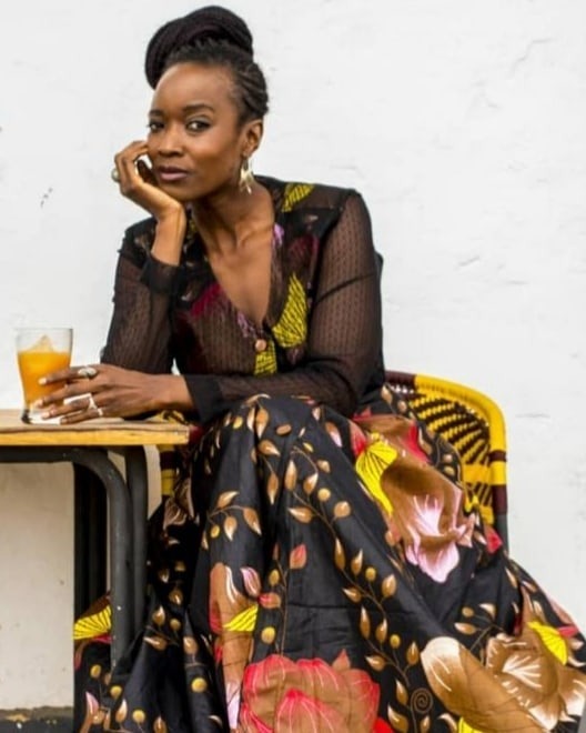 Robe fleurie & dentelle noire — pause café