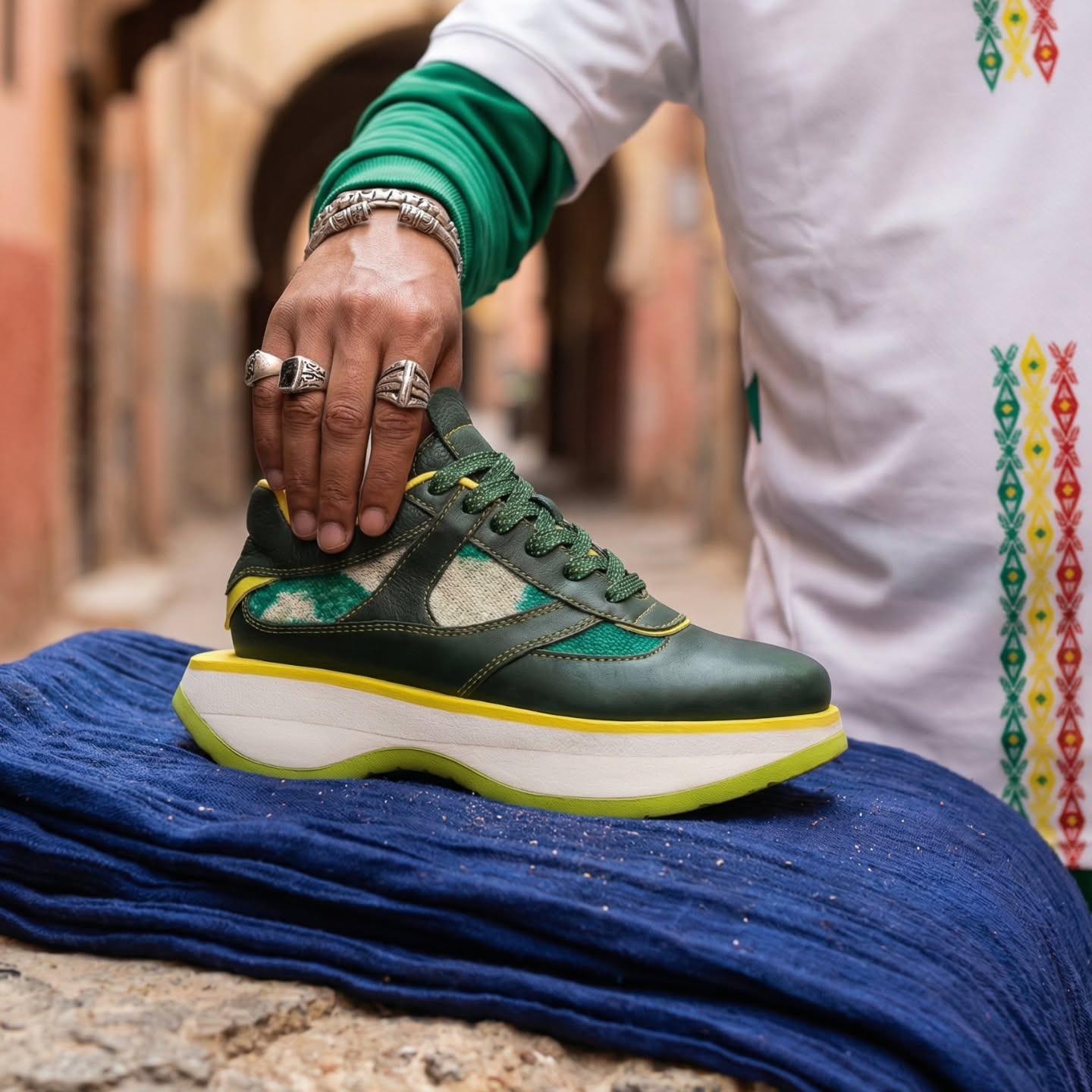 Ruelle de la médina — sneaker vert sapin posée sur indigo