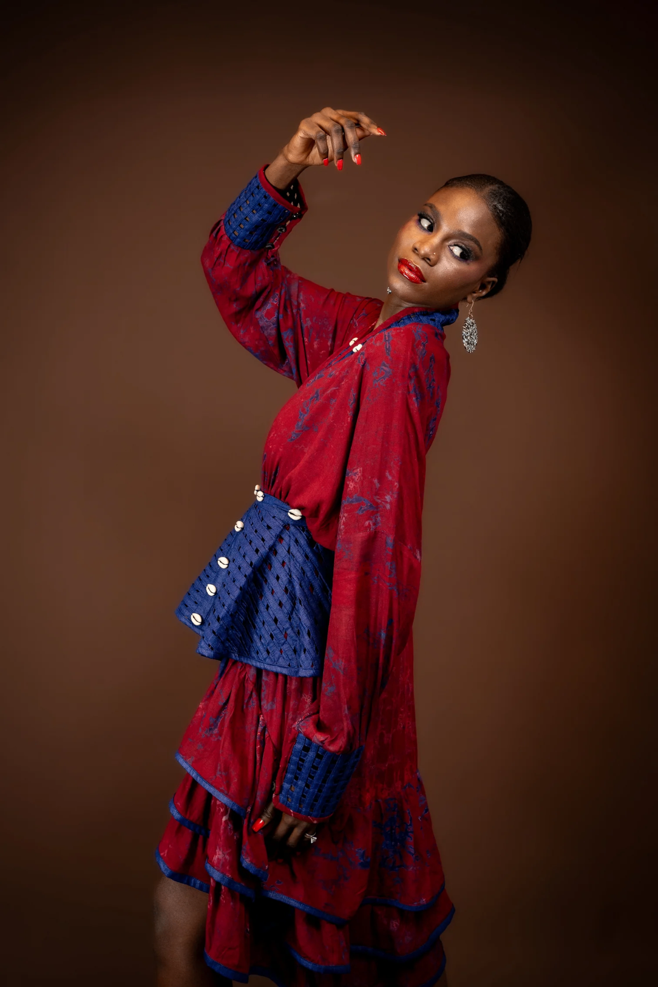Robe volants grenat — plastron ajouré indigo et cauris