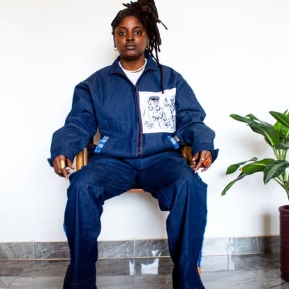 Blouson zippé en denim, dessin brodé
