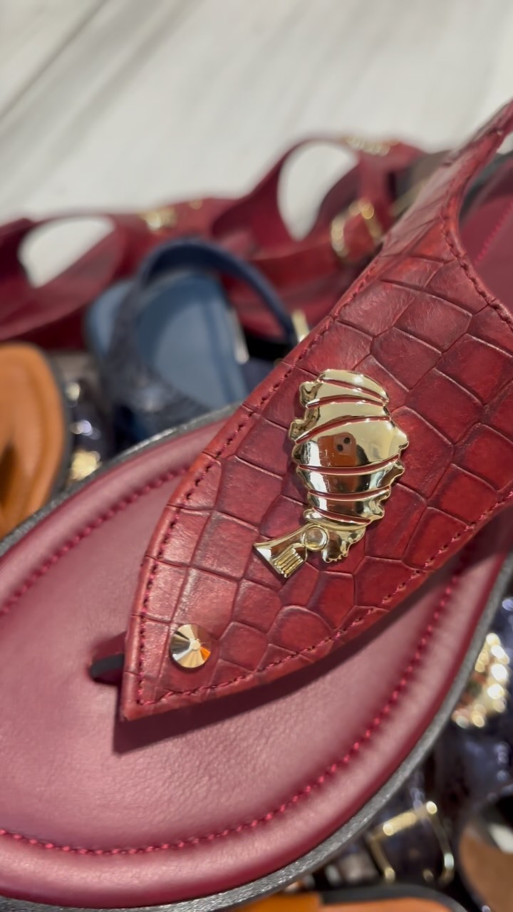 Sandale bordeaux — détail de la nouvelle signature