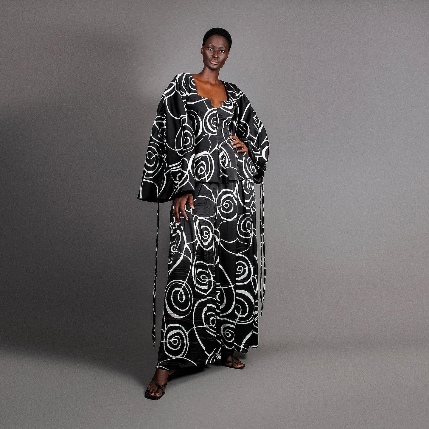 Ensemble kimono et pantalon large — imprimé spirales à l'encre