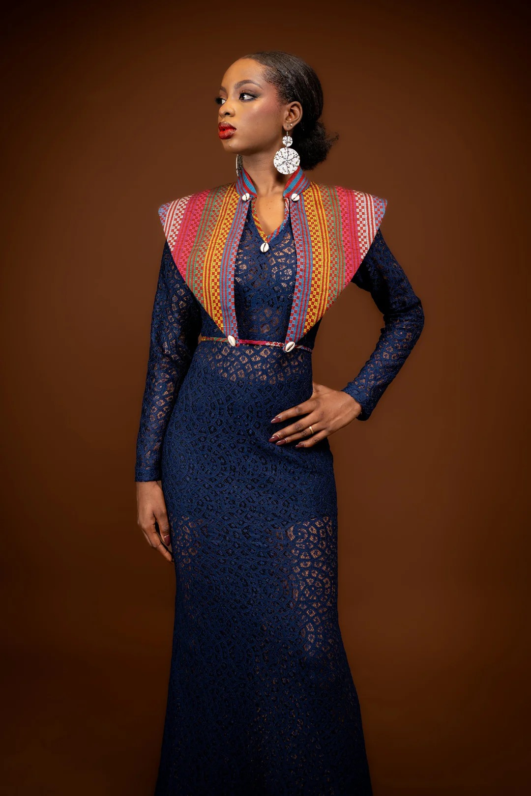 Robe longue dentelle marine, plastron tissé multicolore