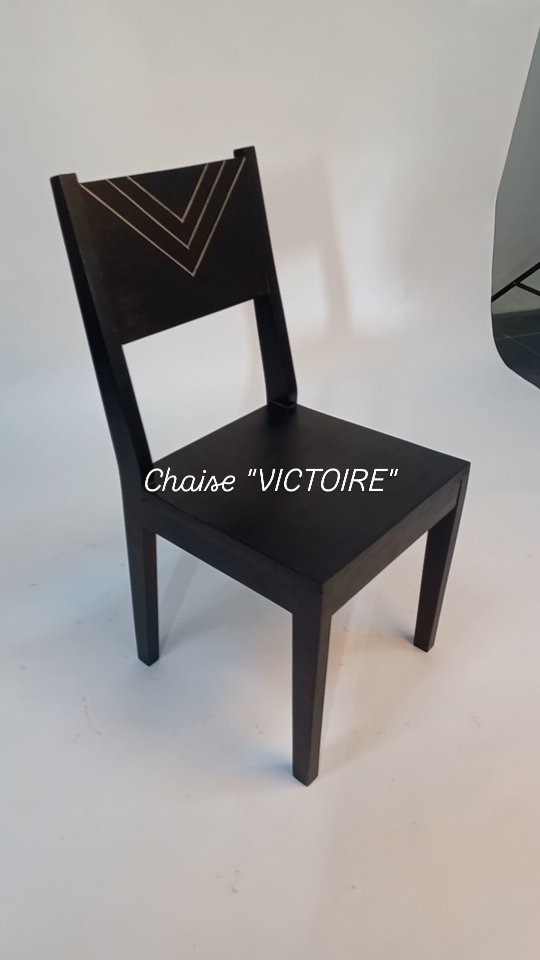 Chaise « Victoire » — bois ébène, chevrons dorés
