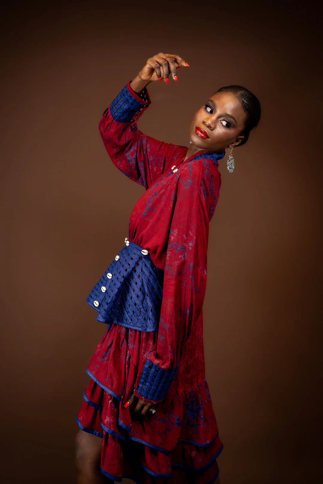 Robe grenat — jeu de tissage indigo et boutons cauris