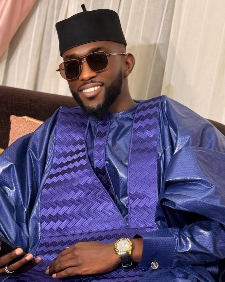 Élégance masculine — grand boubou bleu & montre or