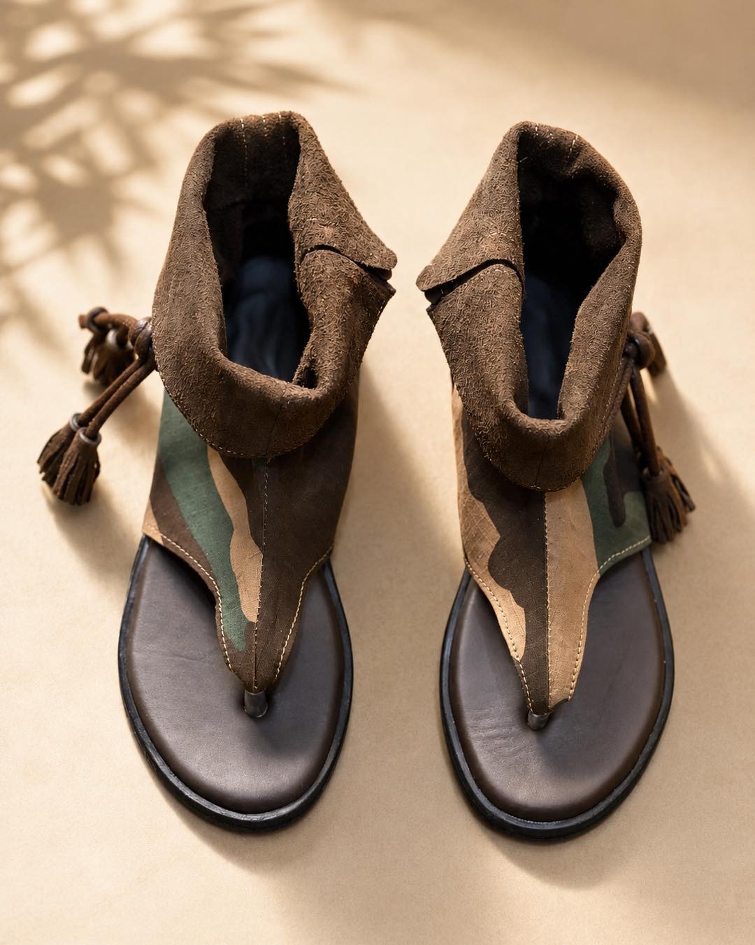 Sandales bottines camouflage, pompons cuir tressé.