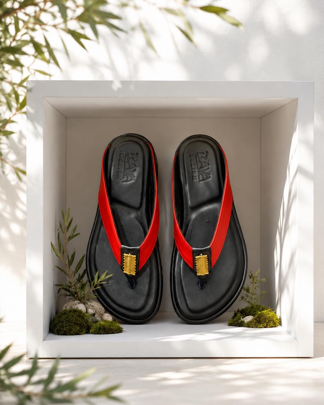 Paire alignée — élégance minimale, semelle estampée Baya Design.