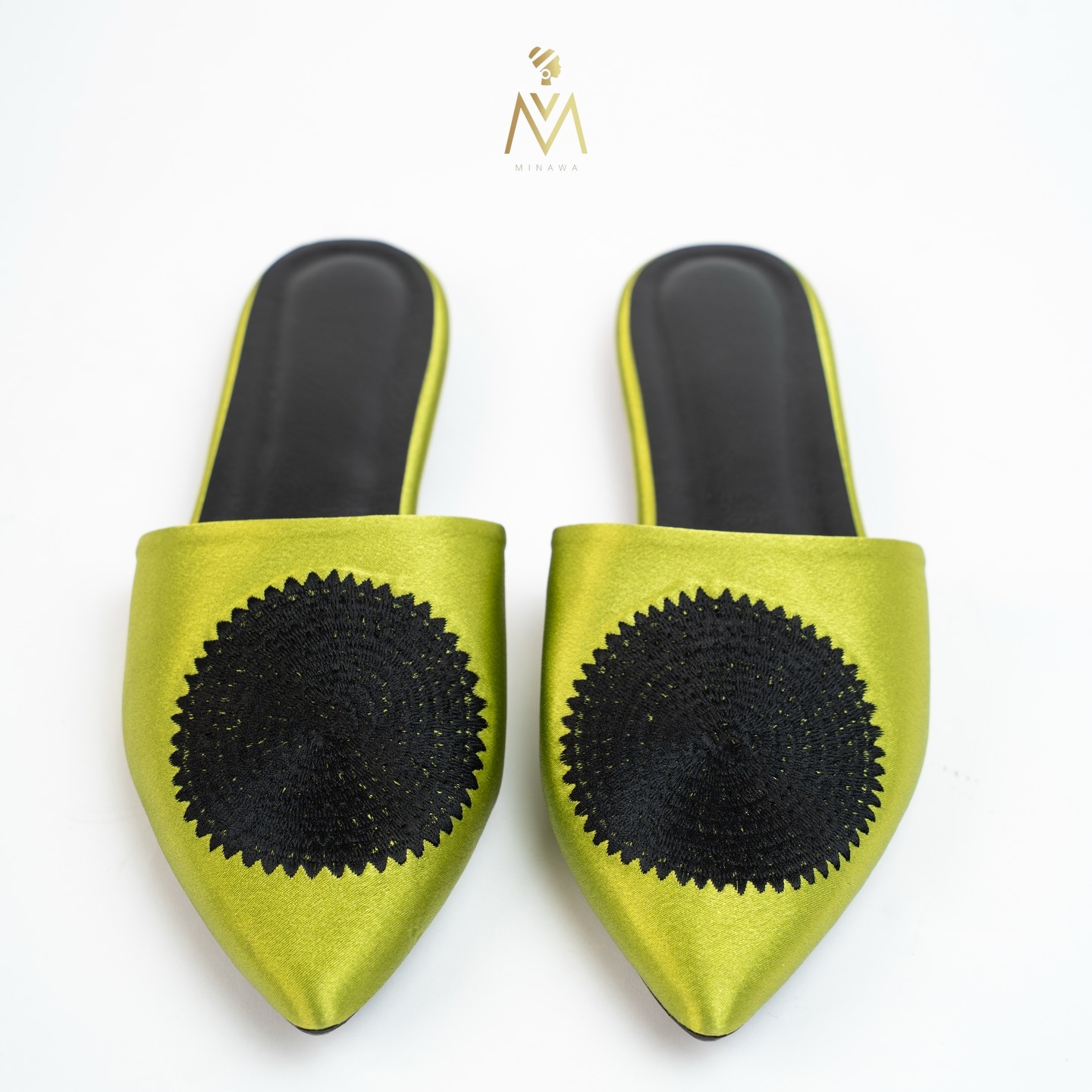 Mules vert anis — soleil brodé noir