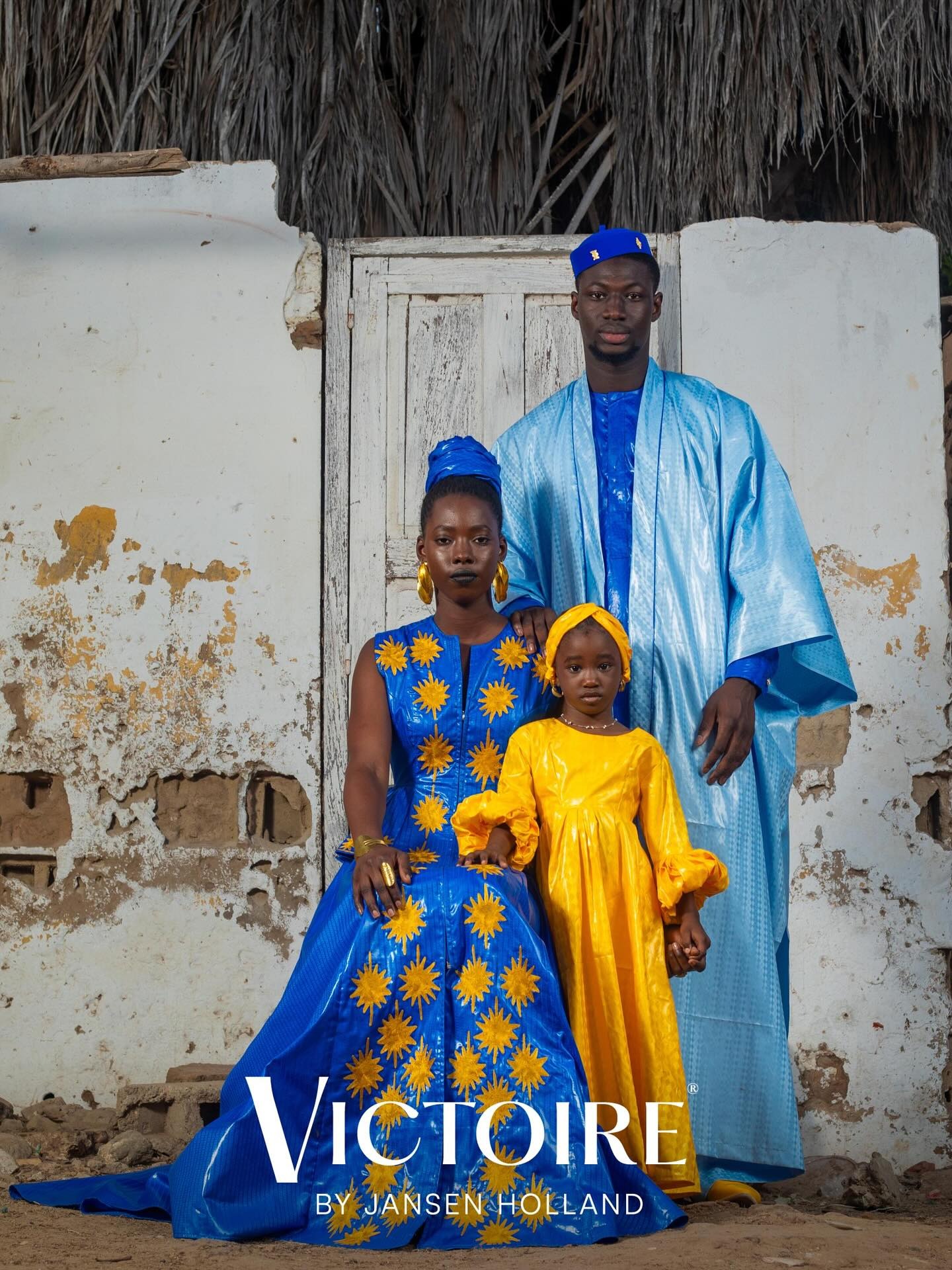 Campagne Victoire — trio famille en bleu, jaune & bazin brodé