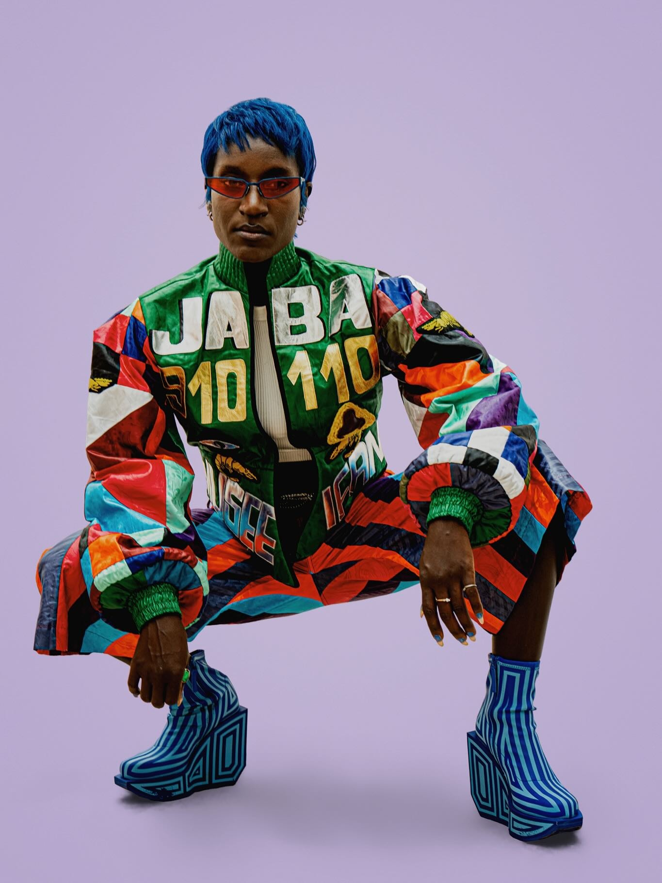 Ensemble patchwork « JABA 110 » et bottes wedge géométriques bleues.