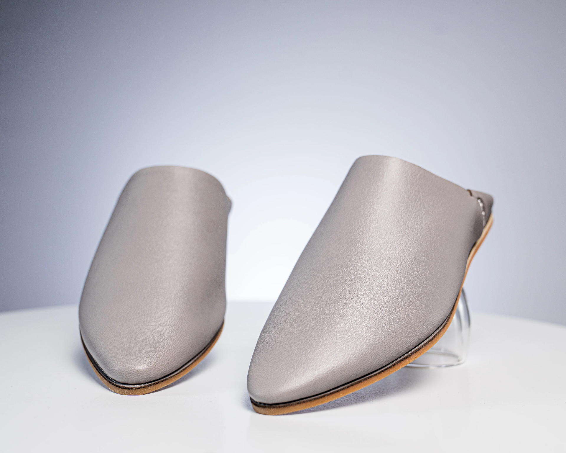 Babouches pointues cuir gris — silhouette contemporaine
