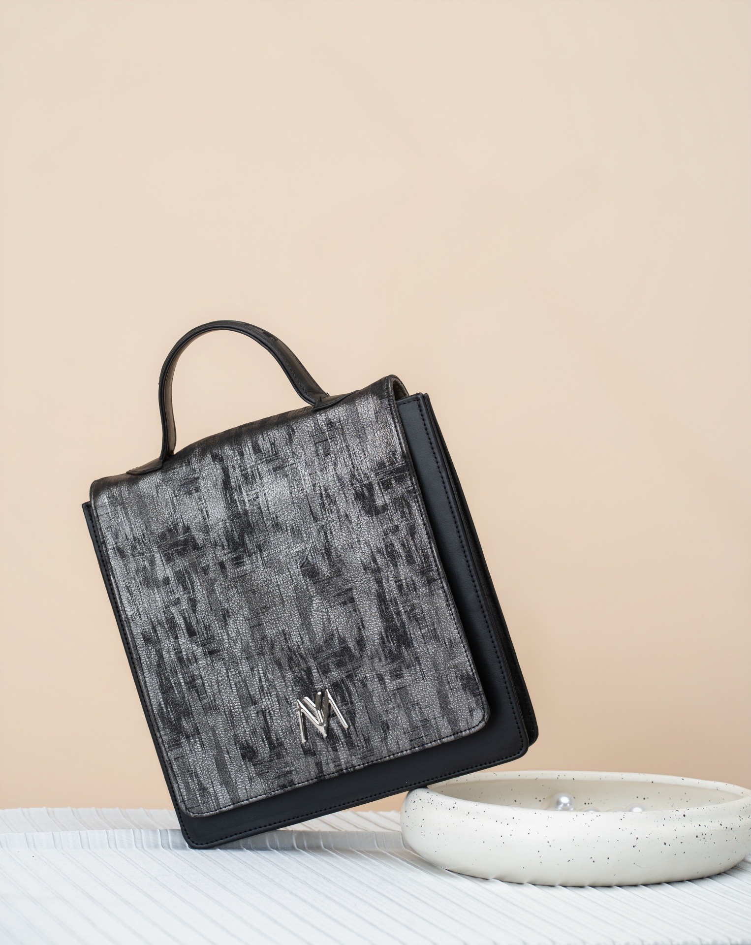 Cartable brossé argent & noir — cuir peint effet béton