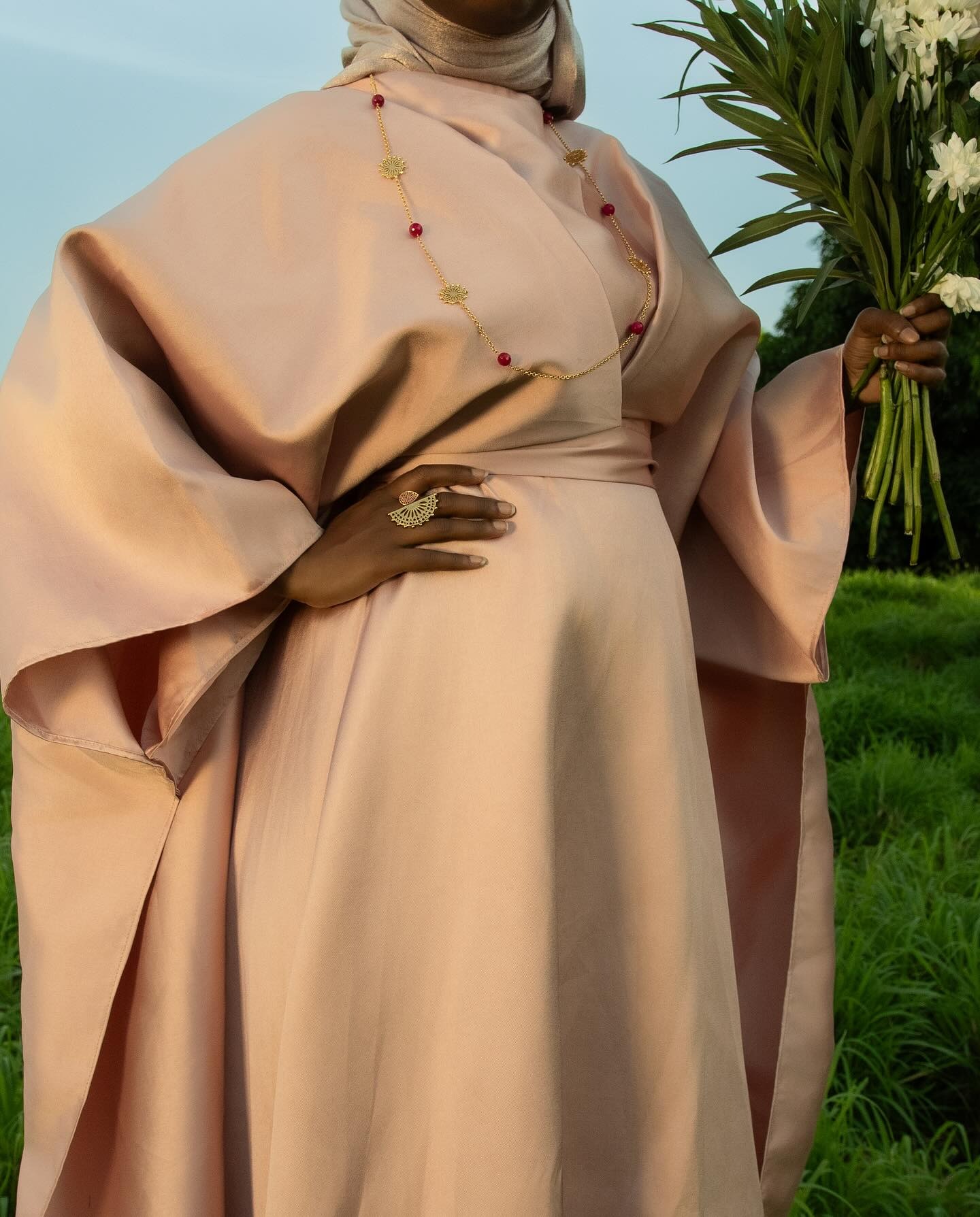 Kimono rose poudré — collier or et perles rubis