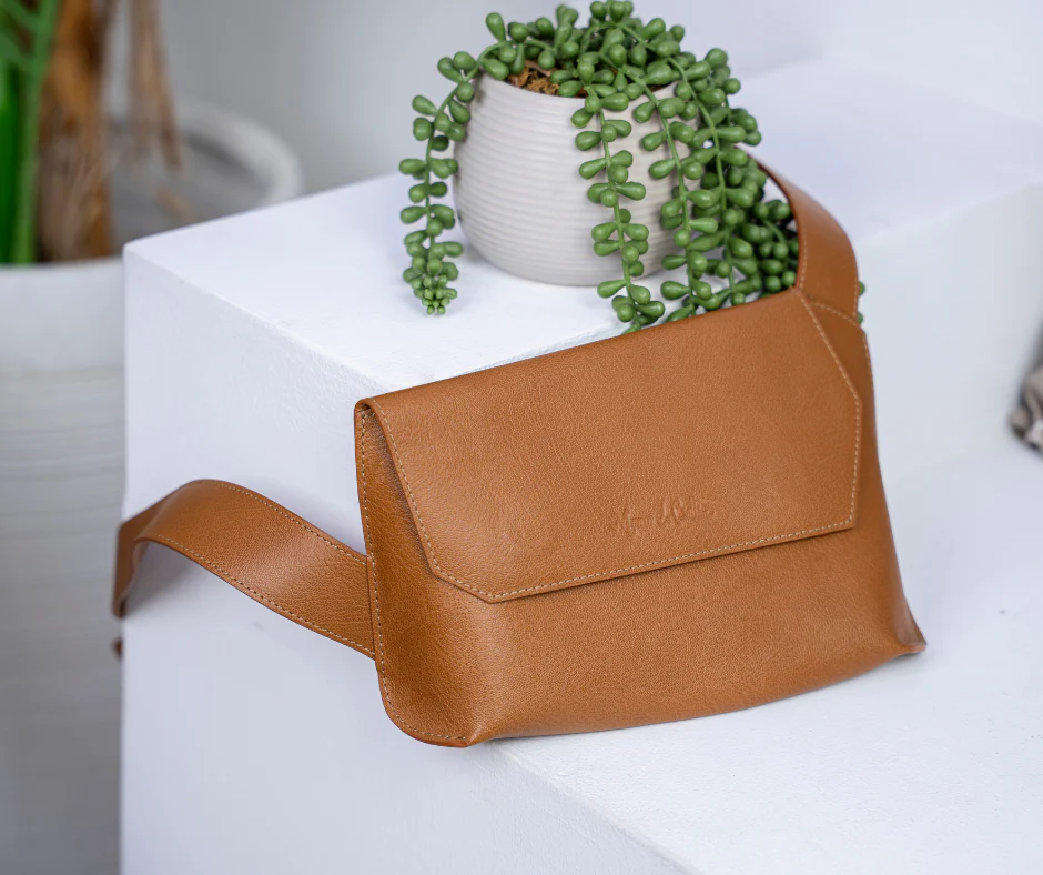 Pochette ceinture en cuir camel — petite maroquinerie maison.