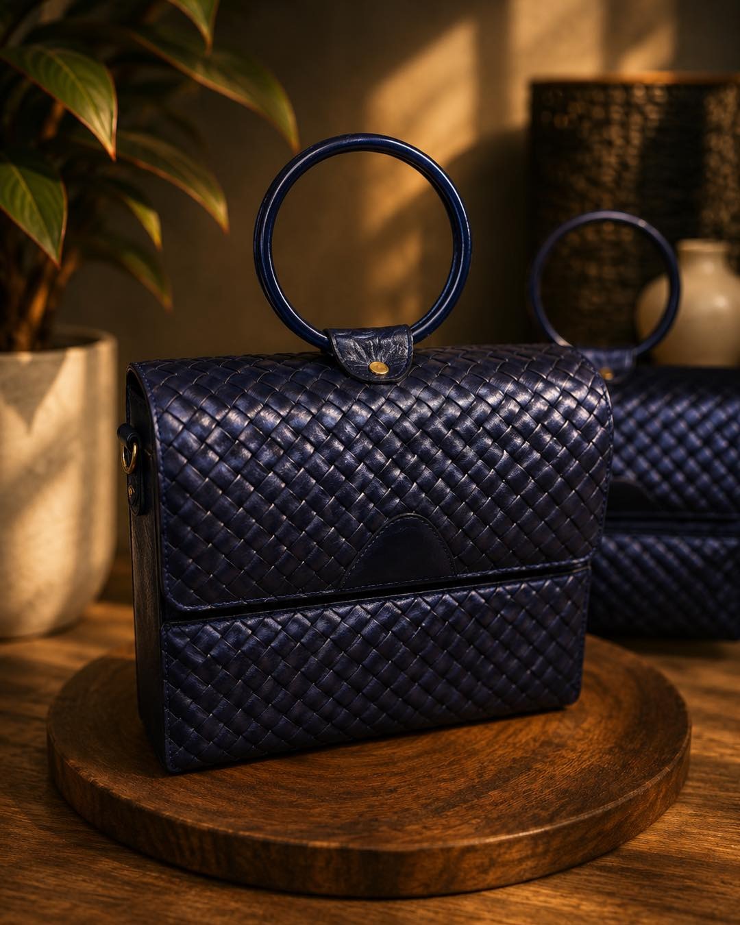 Sac cartable en cuir tressé, anses cerclées.