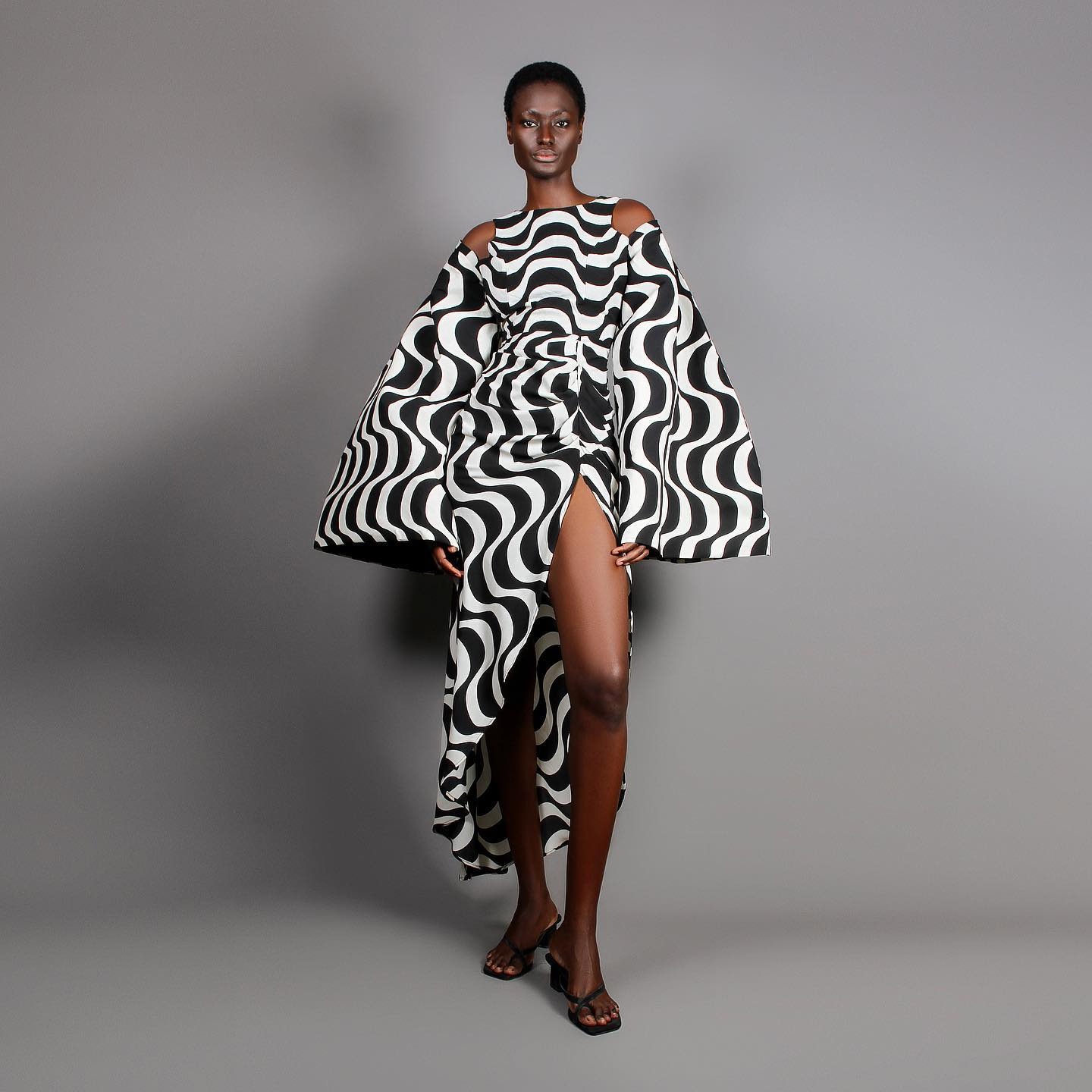 Robe swirl fendue à manches cape — signature Tongoro