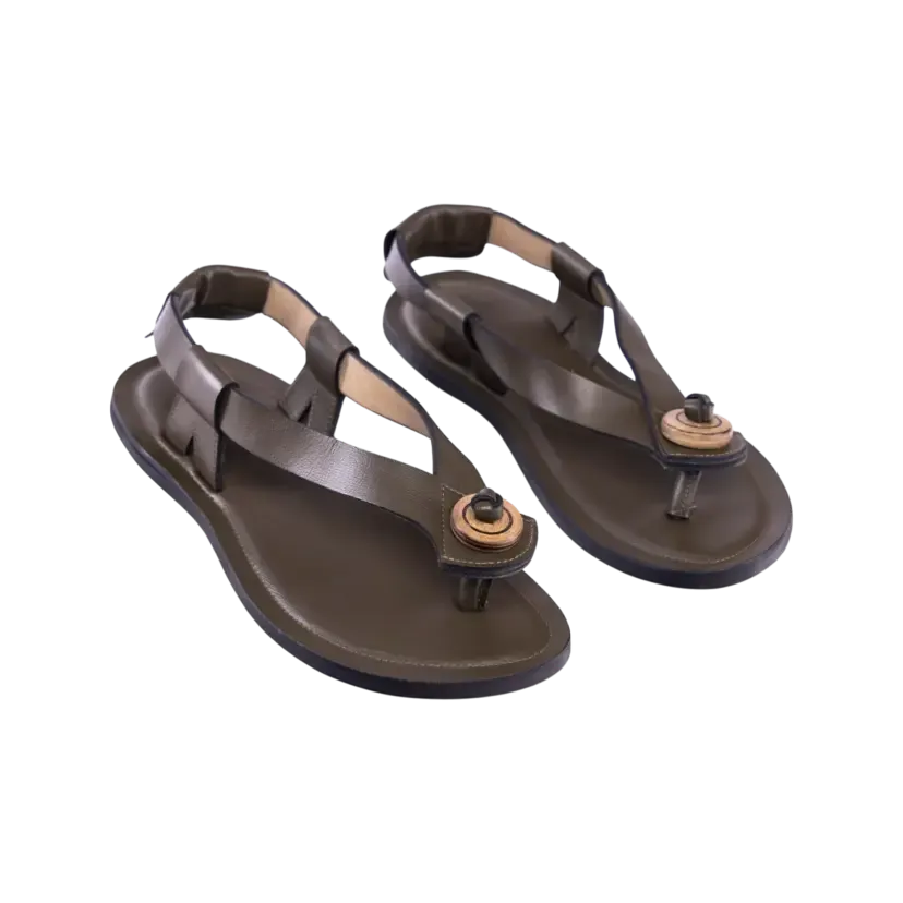 Sandales Hawa — cuir olive et boucle sculpturale.